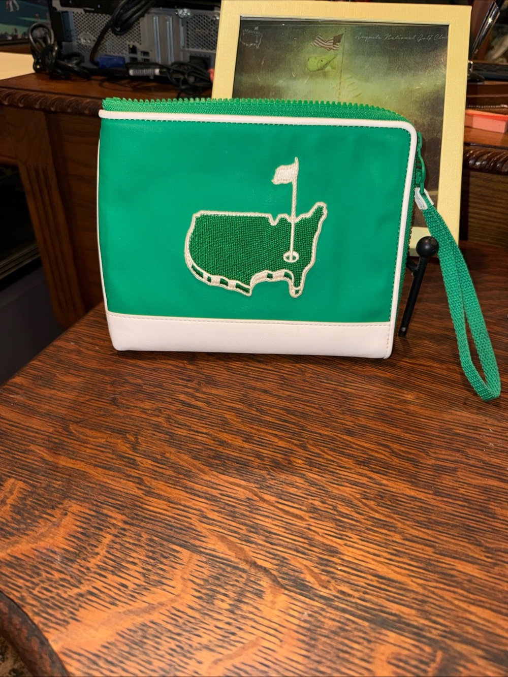 Green & White Women's Wristlet Clutch - Golf Flag Design